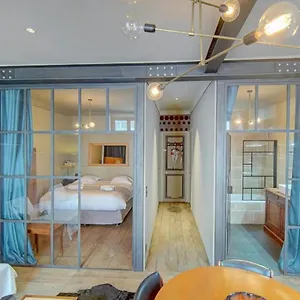  Apartment Red & Bleue Yourhosthelper